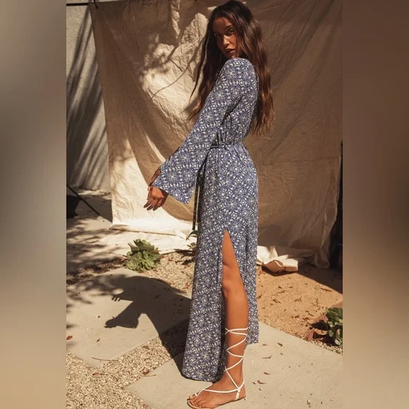 NWT Lulu’s Mandala Daydream Blue Print Maxi Dress - Picture 2 of 11